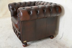 Deze Chesterfield lowback chair biedt een combinatie van tijdloos design en verrassend comfortabel zitcomfort. Met een zachte rugleuning en zitkussen.#214212