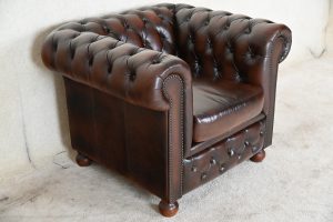 Deze Chesterfield lowback chair biedt een combinatie van tijdloos design en verrassend comfortabel zitcomfort. Met een zachte rugleuning en zitkussen.#214212