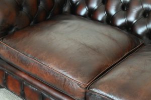 Vintage 3-zits Chesterfield bank met duidelijke gebruikerssporen en middelhard zitcomfort. Bank met karakter#234629