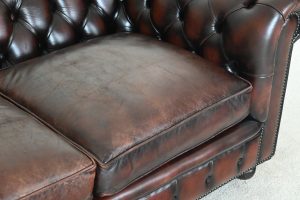 Vintage 3-zits Chesterfield bank met duidelijke gebruikerssporen en middelhard zitcomfort. Bank met karakter#234629