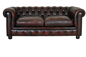 Vintage 3-zits Chesterfield bank met duidelijke gebruikerssporen en middelhard zitcomfort. Bank met karakter#234629