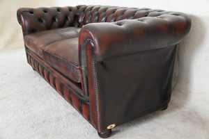 Vintage 3-zits Chesterfield bank met duidelijke gebruikerssporen en middelhard zitcomfort. Bank met karakter#234629