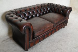 Vintage 3-zits Chesterfield bank met duidelijke gebruikerssporen en middelhard zitcomfort. Bank met karakter#234629