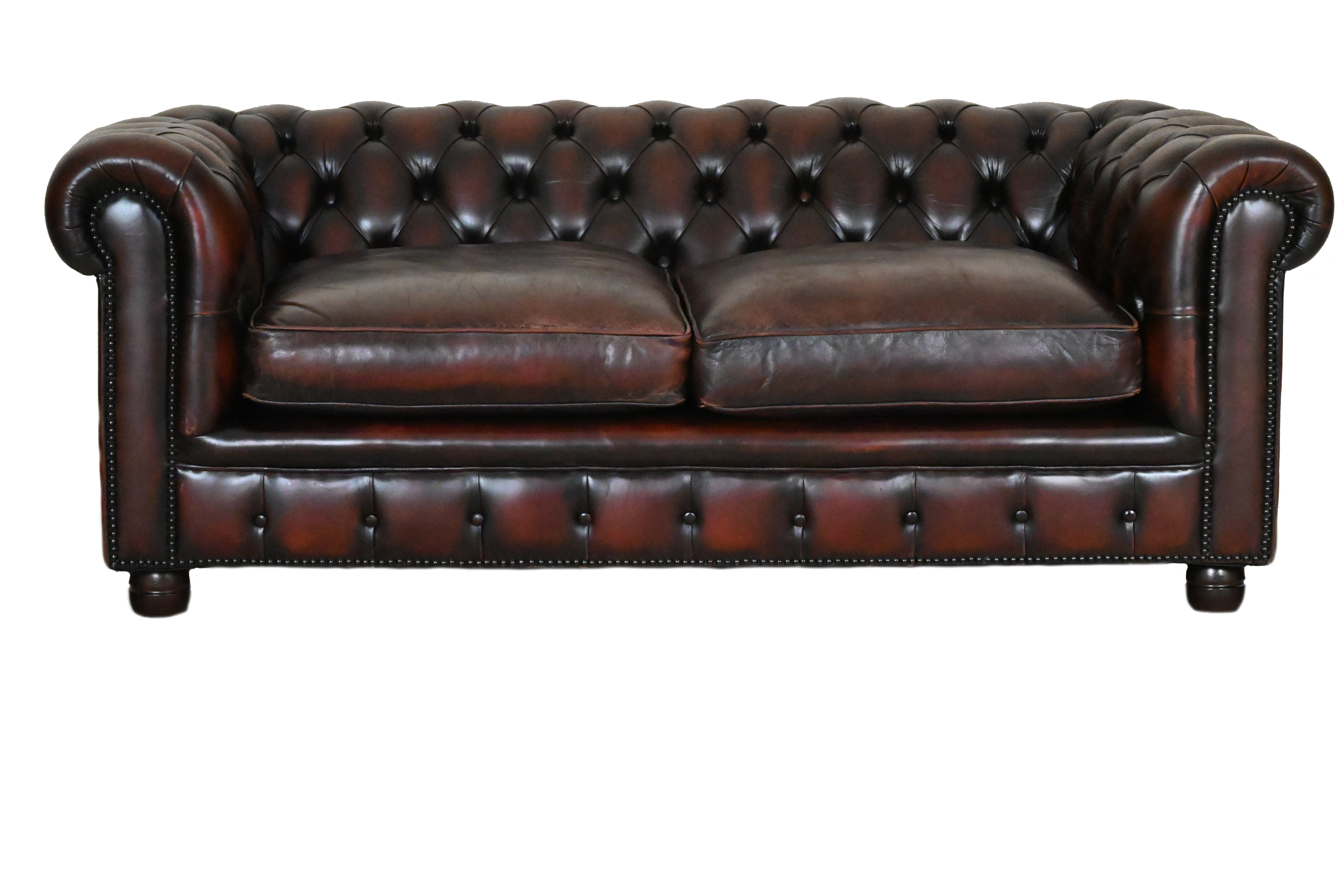 Vintage 3-zits Chesterfield bank met duidelijke gebruikerssporen en middelhard zitcomfort. Bank met karakter#234629