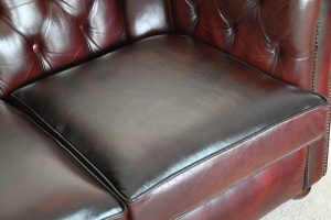 Royale 2-zits Chesterfield Buckingham de Luxe met vernieuwd leer en gerenoveerd binnenwerk #234772