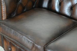 ultiem zitcomfort met de Ambassador 2-zits Chesterfield. Stijlvol, zacht zitcomfort en in topstaat.245066