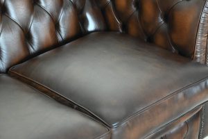 ultiem zitcomfort met de Ambassador 2-zits Chesterfield. Stijlvol, zacht zitcomfort en in topstaat.245066