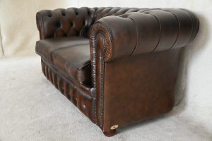 ultiem zitcomfort met de Ambassador 2-zits Chesterfield. Stijlvol, zacht zitcomfort en in topstaat.245066