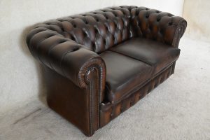 ultiem zitcomfort met de Ambassador 2-zits Chesterfield. Stijlvol, zacht zitcomfort en in topstaat.245066