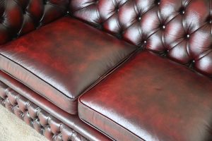 Deze mid-size Chesterfield 3-zits bank heeft een elegante, niet robuuste uitstraling. De rugleuning is stevig voor optimale ondersteuning. Medium zitkussen.#245113