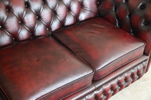 Deze mid-size Chesterfield 3-zits bank heeft een elegante, niet robuuste uitstraling. De rugleuning is stevig voor optimale ondersteuning. Medium zitkussen.#245113