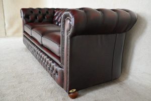 Deze mid-size Chesterfield 3-zits bank heeft een elegante, niet robuuste uitstraling. De rugleuning is stevig voor optimale ondersteuning. Medium zitkussen.#245113