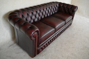 Deze mid-size Chesterfield 3-zits bank heeft een elegante, niet robuuste uitstraling. De rugleuning is stevig voor optimale ondersteuning. Medium zitkussen.#245113