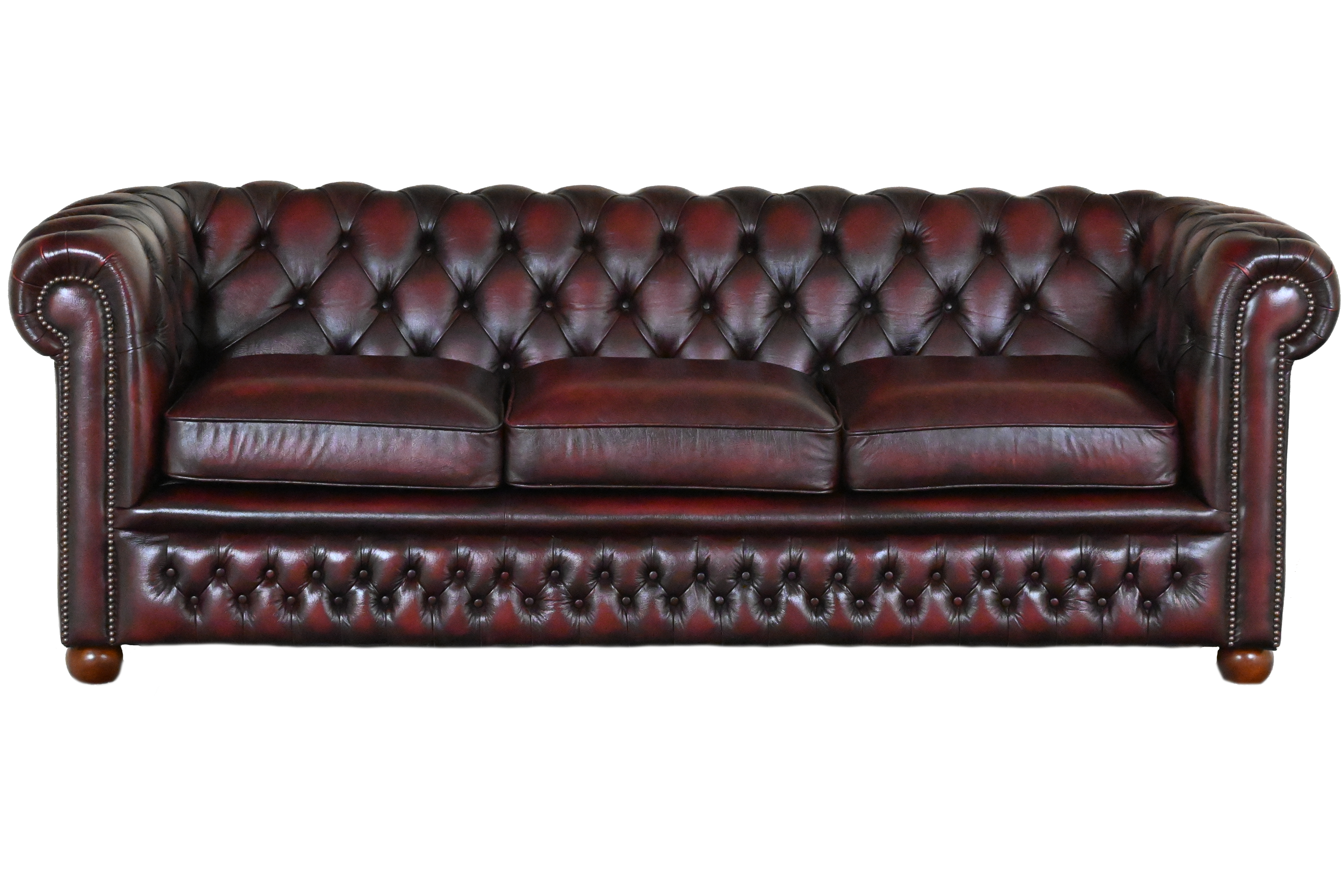 Deze mid-size Chesterfield 3-zits bank heeft een elegante, niet robuuste uitstraling. De rugleuning is stevig voor optimale ondersteuning. Medium zitkussen.#245113