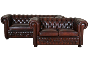 Ontdek deze prachtige Chesterfield 3+2 set met een doorleefd karakter. Vernieuwd met koudschuim interieurs en frisse details. #245136-37