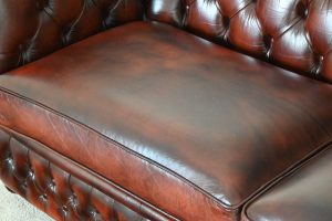 Ontdek deze prachtige Chesterfield 3+2 set met een doorleefd karakter. Vernieuwd met koudschuim interieurs en frisse details. #245136-37