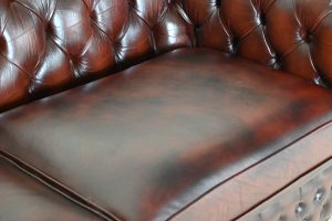 Ontdek deze prachtige Chesterfield 3+2 set met een doorleefd karakter. Vernieuwd met koudschuim interieurs en frisse details. #245136-37