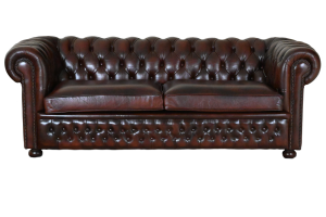 Ontdek deze prachtige Chesterfield 3+2 set met een doorleefd karakter. Vernieuwd met koudschuim interieurs en frisse details. #245136-37