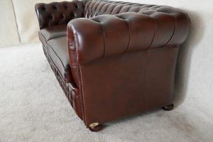 Ontdek deze prachtige Chesterfield 3+2 set met een doorleefd karakter. Vernieuwd met koudschuim interieurs en frisse details. #245136-37