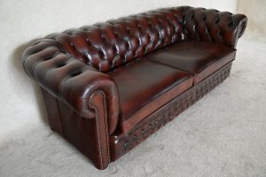 Ontdek deze prachtige Chesterfield 3+2 set met een doorleefd karakter. Vernieuwd met koudschuim interieurs en frisse details. #245136-37