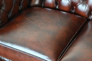 Ontdek deze prachtige Chesterfield 3+2 set met een doorleefd karakter. Vernieuwd met koudschuim interieurs en frisse details. #245136-37