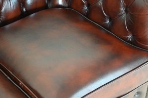 Ontdek deze prachtige Chesterfield 3+2 set met een doorleefd karakter. Vernieuwd met koudschuim interieurs en frisse details. #245136-37