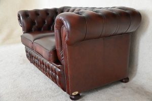 Ontdek deze prachtige Chesterfield 3+2 set met een doorleefd karakter. Vernieuwd met koudschuim interieurs en frisse details. #245136-37