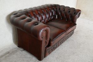 Ontdek deze prachtige Chesterfield 3+2 set met een doorleefd karakter. Vernieuwd met koudschuim interieurs en frisse details. #245136-37