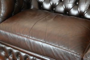 Ontdek de traditionele Chesterfield 3-zitsa bank in authentiek antiek bruin. Met medium hoge rugleuning, comfortabel medium zitcomfort en prima conditie. #245164