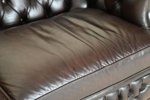 Ontdek de traditionele Chesterfield 3-zitsa bank in authentiek antiek bruin. Met medium hoge rugleuning, comfortabel medium zitcomfort en prima conditie. #245164