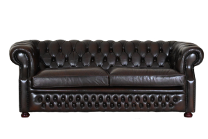 Ontdek de traditionele Chesterfield 3-zitsa bank in authentiek antiek bruin. Met medium hoge rugleuning, comfortabel medium zitcomfort en prima conditie. #245164