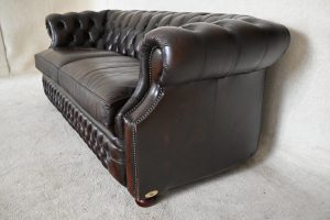 Ontdek de traditionele Chesterfield 3-zitsa bank in authentiek antiek bruin. Met medium hoge rugleuning, comfortabel medium zitcomfort en prima conditie. #245164