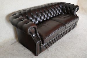 Ontdek de traditionele Chesterfield 3-zitsa bank in authentiek antiek bruin. Met medium hoge rugleuning, comfortabel medium zitcomfort en prima conditie. #245164