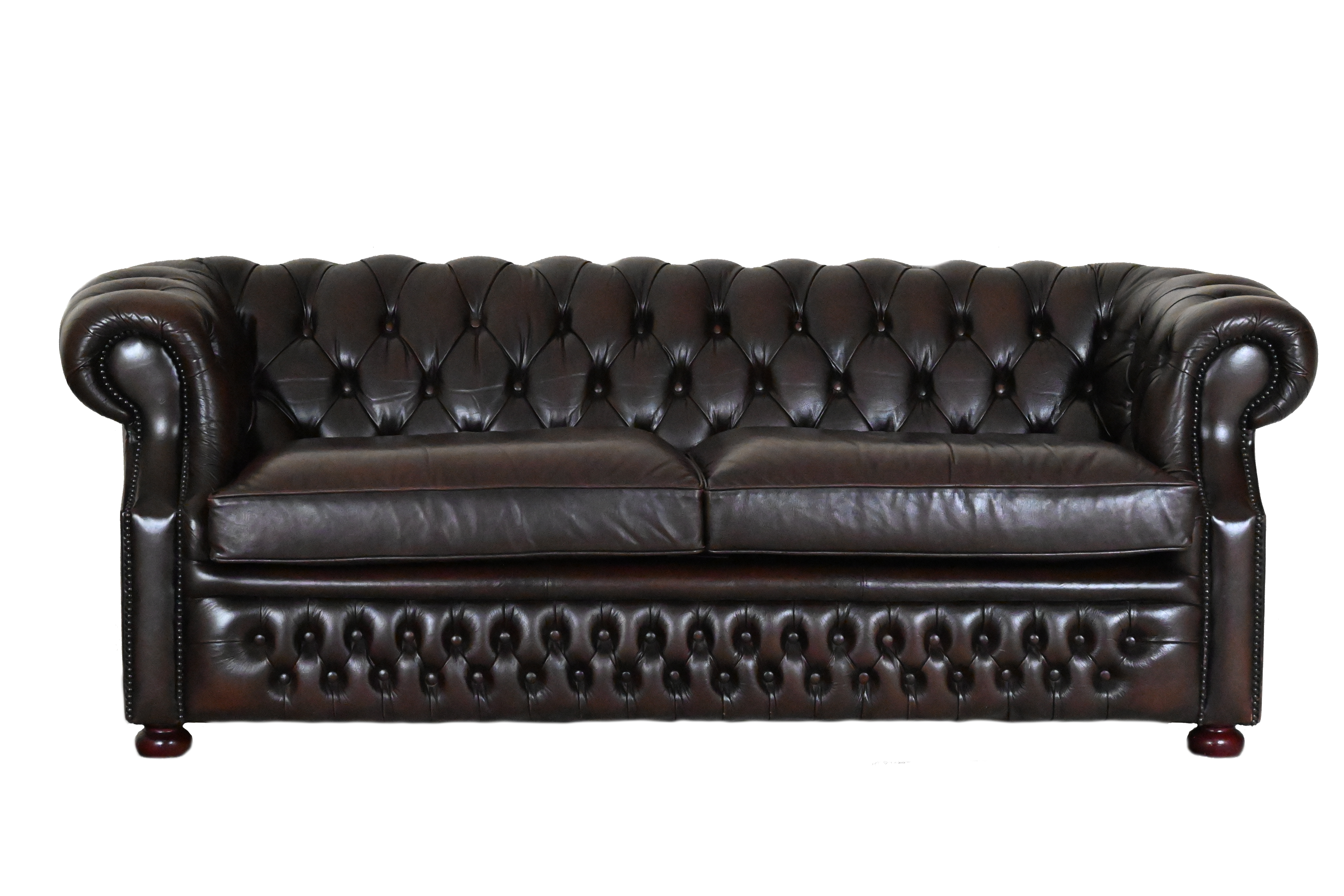 Ontdek de traditionele Chesterfield 3-zitsa bank in authentiek antiek bruin. Met medium hoge rugleuning, comfortabel medium zitcomfort en prima conditie. #245164