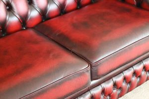 Elegante 4-zits Chesterfield bank met medium rugleuning en zachte zitkussens voor ultiem comfort en stijl.#245185