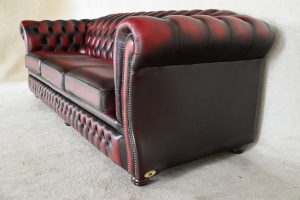 Elegante 4-zits Chesterfield bank met medium rugleuning en zachte zitkussens voor ultiem comfort en stijl.#245185