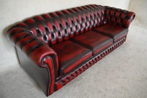 Elegante 4-zits Chesterfield bank met medium rugleuning en zachte zitkussens voor ultiem comfort en stijl.#245185