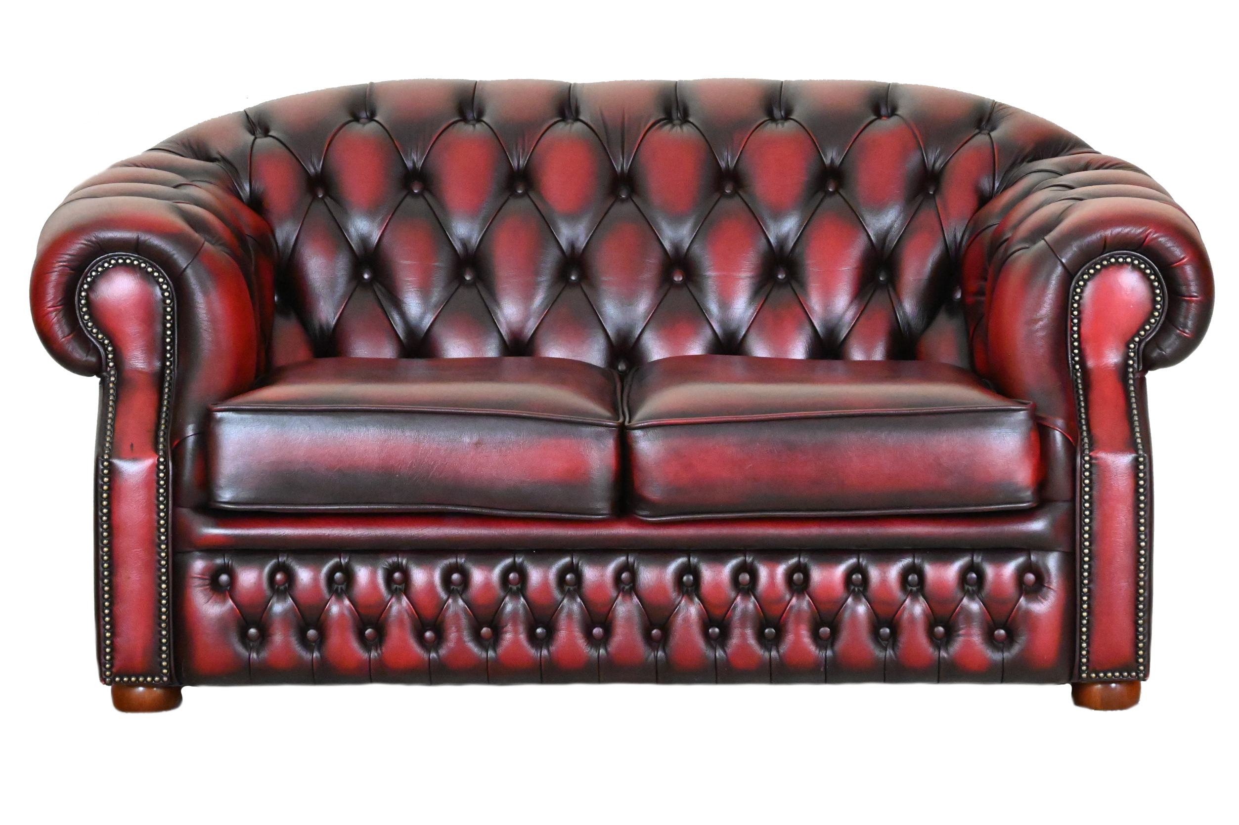 Stijlvolle 2-zits Windsor gebruikte Chesterfield in antiek Oxblood rood. Medium zitcomfort, hoge rug voor goede ondersteuning.#245192