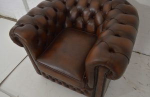 Ontdek deze gebruikte Burnley Chesterfield fauteuil, een klassieker in bijna nieuwstaat. Handgemaakt in Engeland en een blikvanger voor elk interieur. #14239