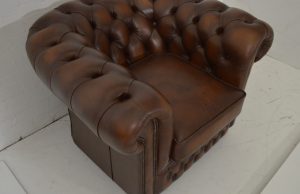 Ontdek deze gebruikte Burnley Chesterfield fauteuil, een klassieker in bijna nieuwstaat. Handgemaakt in Engeland en een blikvanger voor elk interieur. #14239