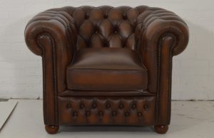 Ontdek deze gebruikte Burnley Chesterfield fauteuil, een klassieker in bijna nieuwstaat. Handgemaakt in Engeland en een blikvanger voor elk interieur. #14239