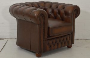 Ontdek deze gebruikte Burnley Chesterfield fauteuil, een klassieker in bijna nieuwstaat. Handgemaakt in Engeland en een blikvanger voor elk interieur. #14239