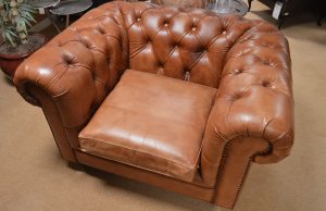 Deze Chesterfield chair model ‘Malbeck’ is modern door de nonchalante stoffering en het handmatig ingekleurde leder. Te koop in Eindhoven met korting.