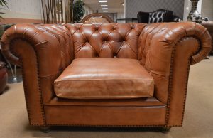 Deze Chesterfield chair model ‘Malbeck’ is modern door de nonchalante stoffering en het handmatig ingekleurde leder. Te koop in Eindhoven met korting.