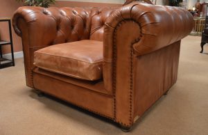 Deze Chesterfield chair model ‘Malbeck’ is modern door de nonchalante stoffering en het handmatig ingekleurde leder. Te koop in Eindhoven met korting.