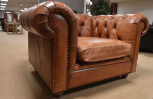 Deze Chesterfield chair model ‘Malbeck’ is modern door de nonchalante stoffering en het handmatig ingekleurde leder. Te koop in Eindhoven met korting.