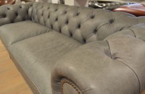 3,5 zits chesterfield Jill is een heerlijk zittende, eigentijdse Chesterfield. Nieuw incl. volledige garantie, certificaten en gratis levering. Afgeprijsd.