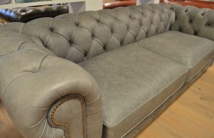 3,5 zits chesterfield Jill is een heerlijk zittende, eigentijdse Chesterfield. Nieuw incl. volledige garantie, certificaten en gratis levering. Afgeprijsd.