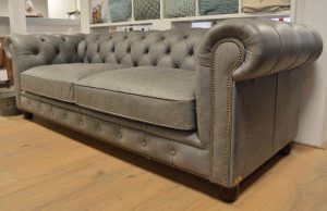 3,5 zits chesterfield Jill is een heerlijk zittende, eigentijdse Chesterfield. Nieuw incl. volledige garantie, certificaten en gratis levering. Afgeprijsd.