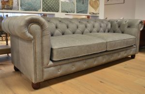 3,5 zits chesterfield Jill is een heerlijk zittende, eigentijdse Chesterfield. Nieuw incl. volledige garantie, certificaten en gratis levering. Afgeprijsd.